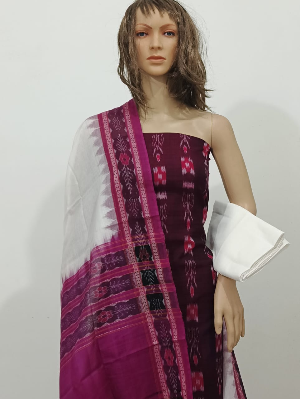 Lucy Collection – Bold Contrast Sarees & Suits with Vibrant Drapes
