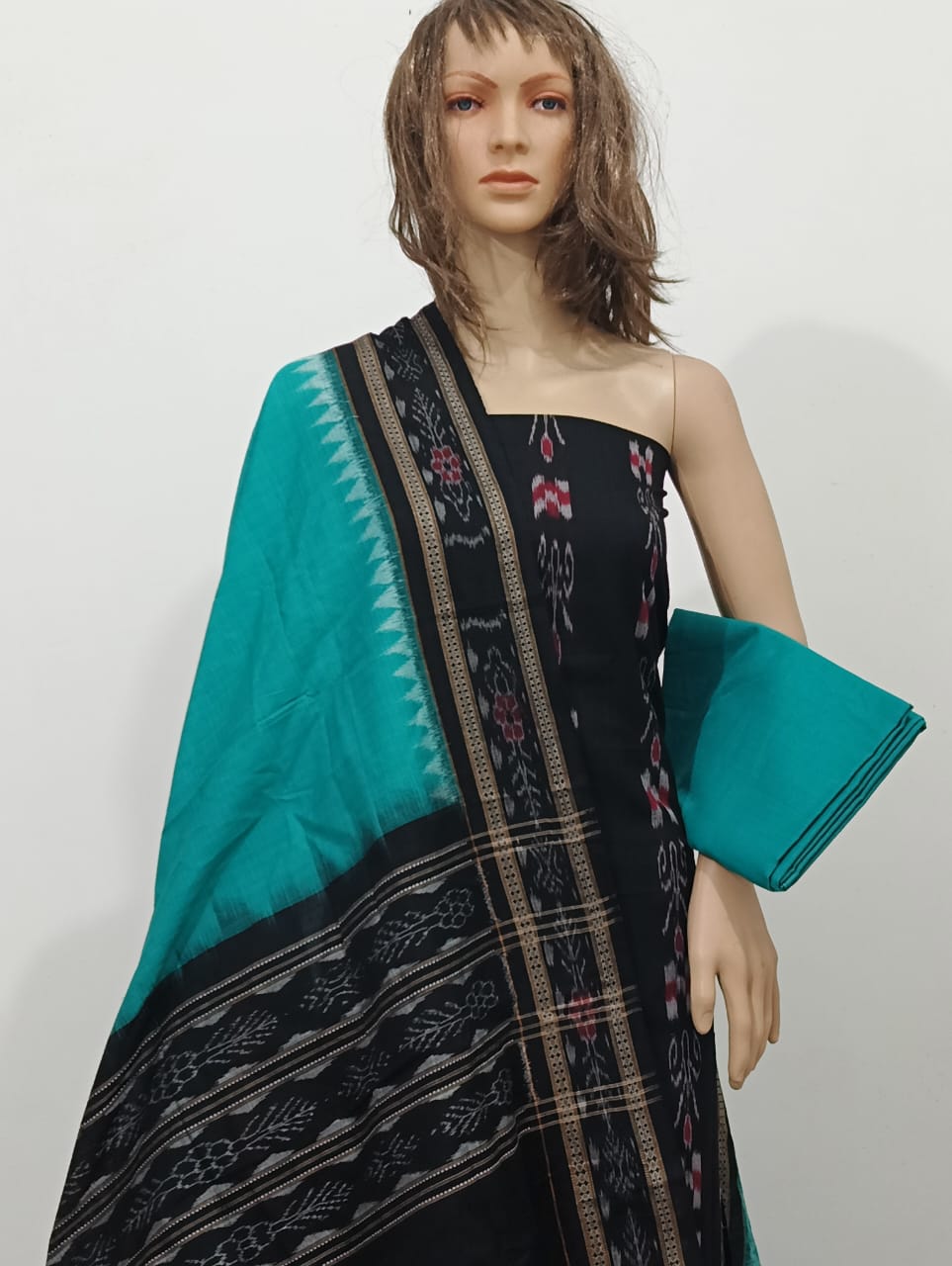 Lucy Collection – Bold Contrast Sarees & Suits with Vibrant Drapes