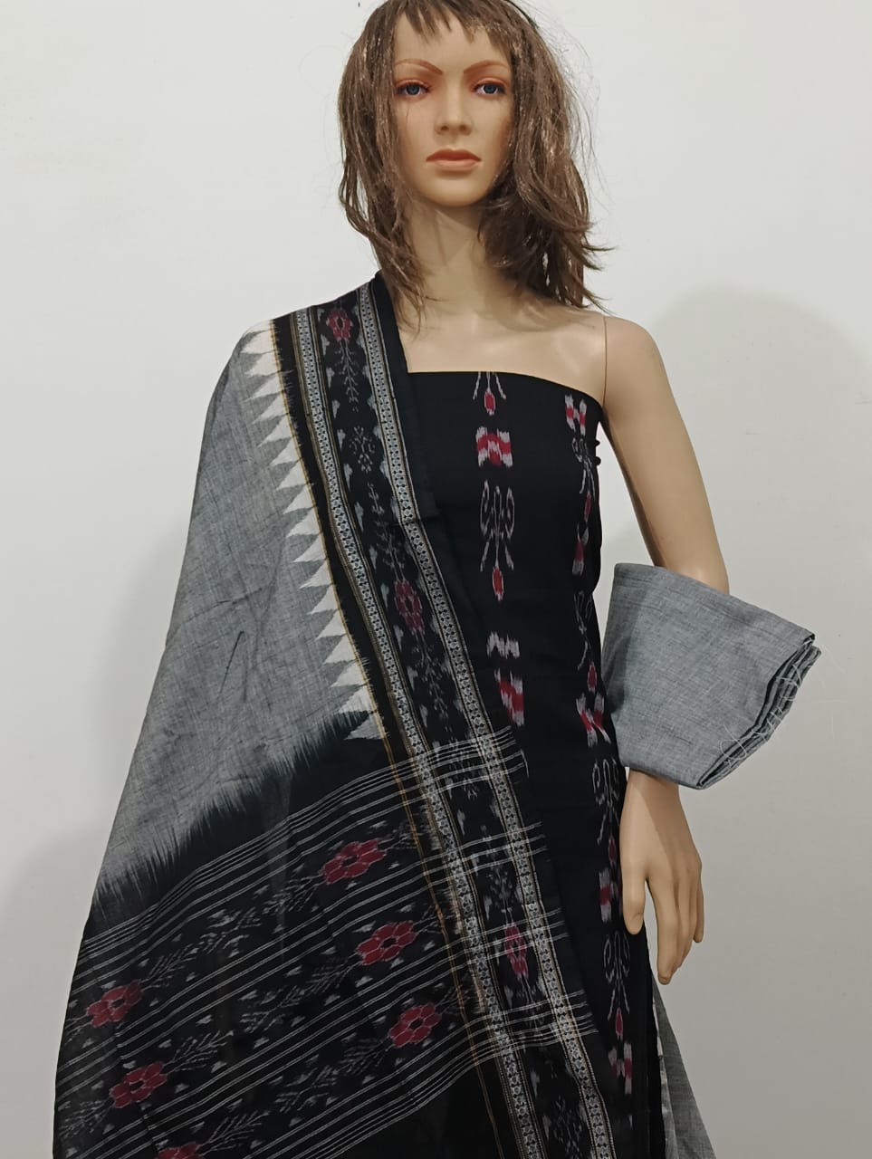 Lucy Collection – Bold Contrast Sarees & Suits with Vibrant Drapes