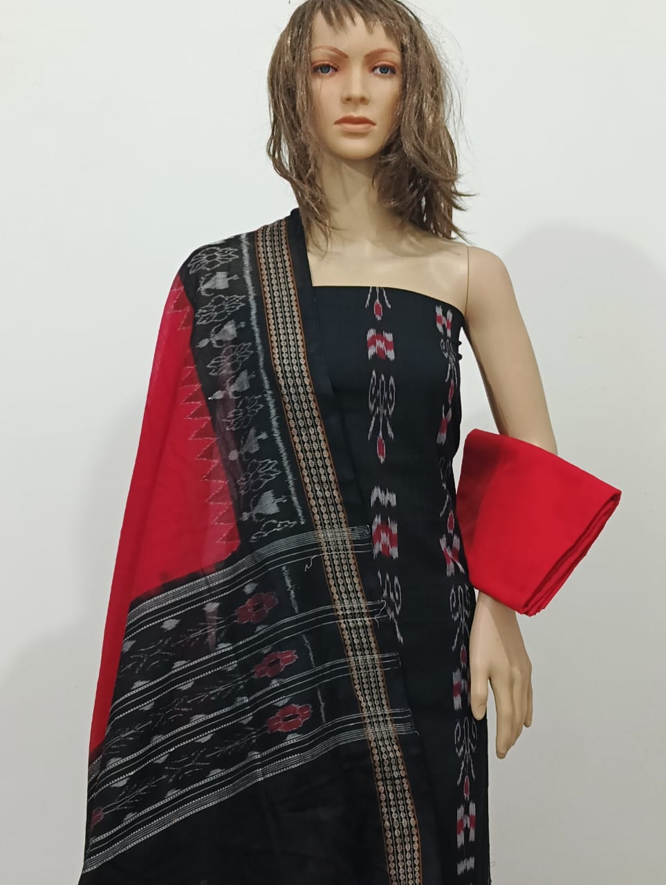 Lucy Collection – Bold Contrast Sarees & Suits with Vibrant Drapes