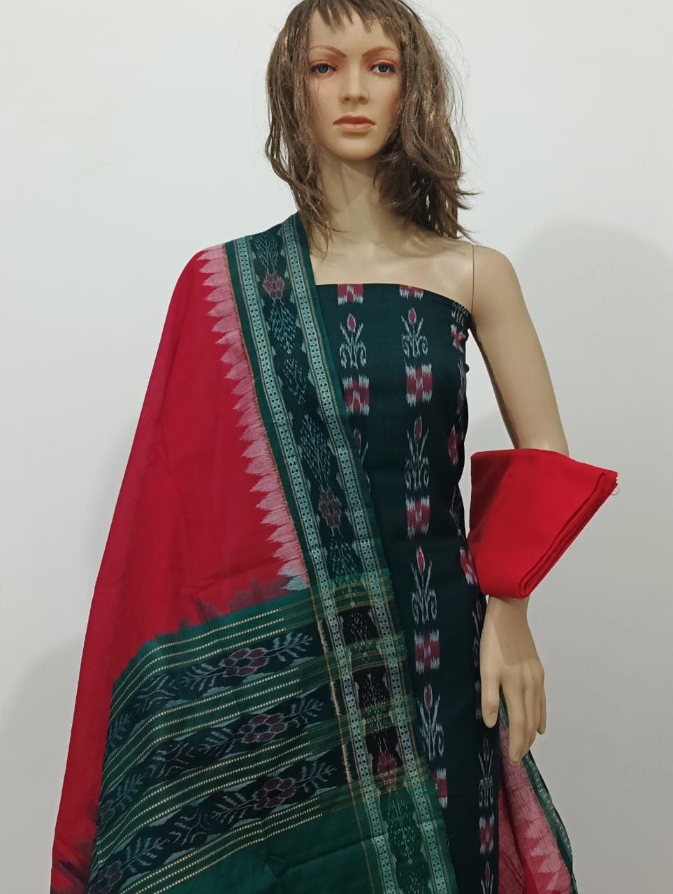 Lucy Collection – Bold Contrast Sarees & Suits with Vibrant Drapes